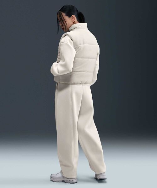 NIKE(ナイキ)の「ナイキ スポーツウェア クラシック パファー ウィメンズ Therma-FIT ルーズ ベスト / Nike Sportswear Classic Puffer Women's Therma-FIT Loose Vest FZ5923-072 Light Bone(ダウンベスト・レディース・オフホワイト・M/S/L/XS/XL)」の5枚目の写真