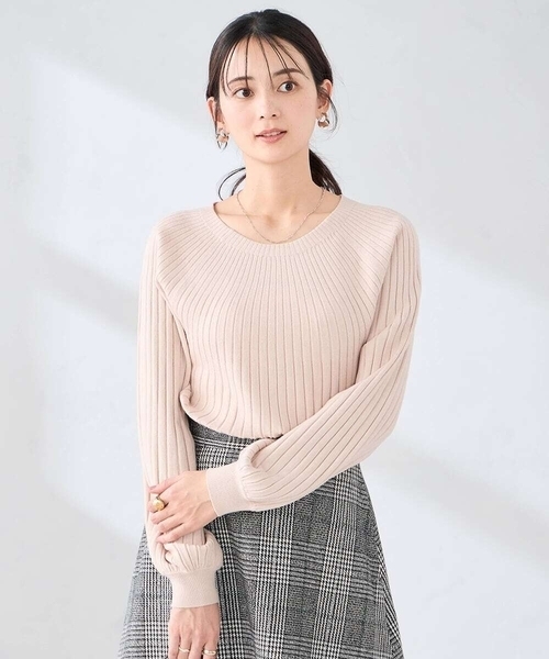 a.v.v（アーヴェヴェ）の「【洗える】求心風クルーネックニット【新色追加】（ニット/セーター・レディース・グレー系その他/アイボリー/レッド/ブラック/ブルー/ライトベージュ・36/38/42/40/34）」の5枚目の写真