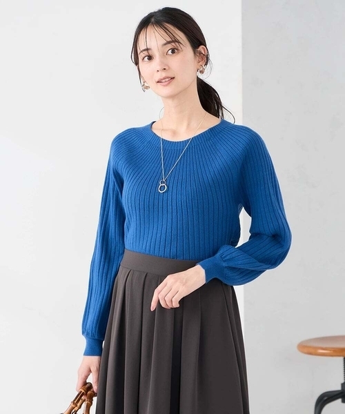 a.v.v（アーヴェヴェ）の「【洗える】求心風クルーネックニット【新色追加】（ニット/セーター・レディース・グレー系その他/アイボリー/レッド/ブラック/ブルー/ライトベージュ・36/38/42/40/34）」の6枚目の写真