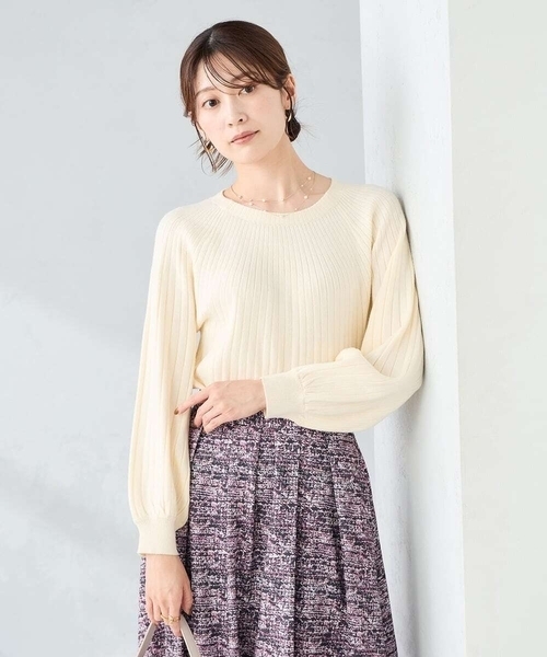 a.v.v（アーヴェヴェ）の「【洗える】求心風クルーネックニット【新色追加】（ニット/セーター・レディース・グレー系その他/アイボリー/レッド/ブラック/ブルー/ライトベージュ・36/38/42/40/34）」の2枚目の写真