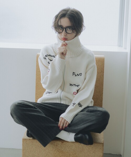 B:MING by BEAMS（ビーミングバイビームス）の「手書き刺繍 ニット（ニット/セーター・レディース・レッド/チャコールグレー/オフホワイト・ONE SIZE）」の4枚目の写真