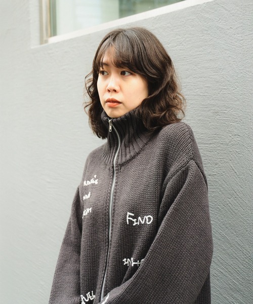 B:MING by BEAMS（ビーミングバイビームス）の「手書き刺繍 ニット（ニット/セーター・レディース・レッド/チャコールグレー/オフホワイト・ONE SIZE）」の5枚目の写真