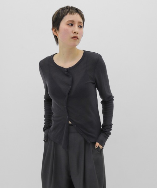 lit(リット)の「Front Curve Cut Cardigan(Tシャツ/カットソー・レディース・チャコールグレー/セージグリーン/アイボリー・FREE)」の2枚目の写真