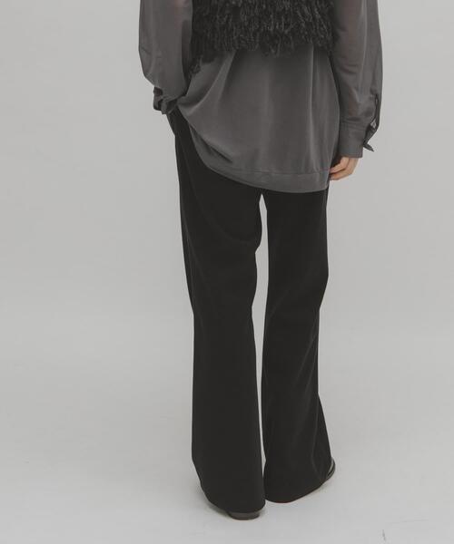 KBF（ケイビーエフ）の「イージーフレアパンツ（その他パンツ・レディース・アイボリー/ブラック/ダークブラウン・ONE）」の2枚目の写真