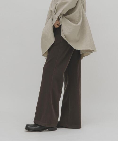 KBF（ケイビーエフ）の「イージーフレアパンツ（その他パンツ・レディース・アイボリー/ブラック/ダークブラウン・ONE）」の4枚目の写真