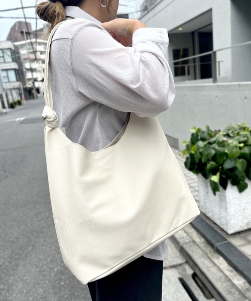 ALTROSE(アルトローズ)の「【ALTROSE】アルトローズ ワンハンドル A4収納 トートバック(トートバッグ・レディース・アイボリー/ブラウン/ブラック・FREE)」の1枚目の写真