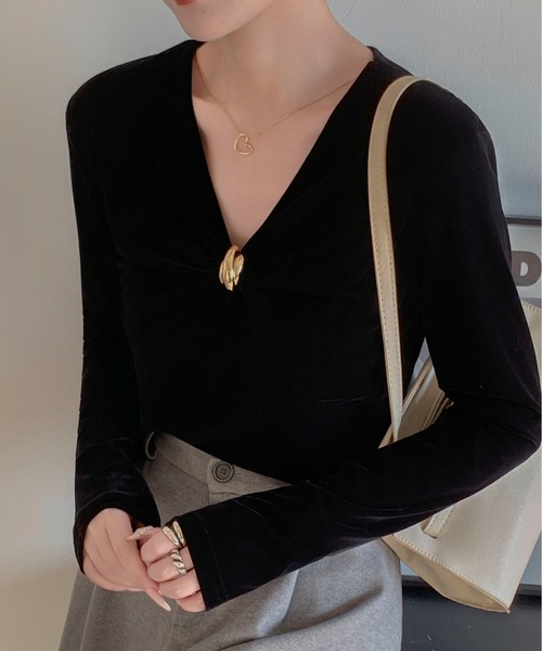 Maison Calme(メゾンカルム)の「Vネック ドレープデザイン ゴールドリングモチーフベロア長袖トップス 結婚式 セレモニー(シャツ/ブラウス・レディース・ブラック/ワイン・M/L)」の11枚目の写真