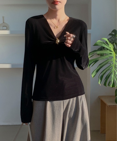 Maison Calme(メゾンカルム)の「Vネック ドレープデザイン ゴールドリングモチーフベロア長袖トップス 結婚式 セレモニー(シャツ/ブラウス・レディース・ブラック/ワイン・M/L)」の3枚目の写真