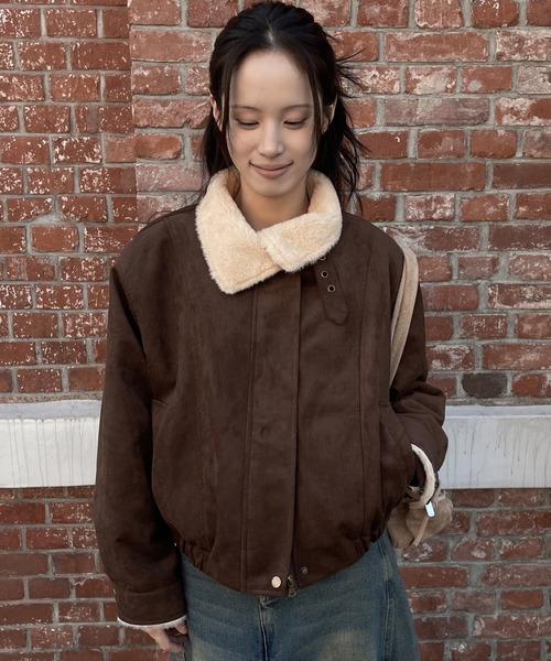 UNE MANSION（ユヌマンション）の「【ハイネック＆襟ありを楽しめる2way仕様】ふわふわインナームートンブルゾン/フライトジャケット（ブルゾン・レディース・ベージュ/ブラウン/キャメル・FREE）」の2枚目の写真