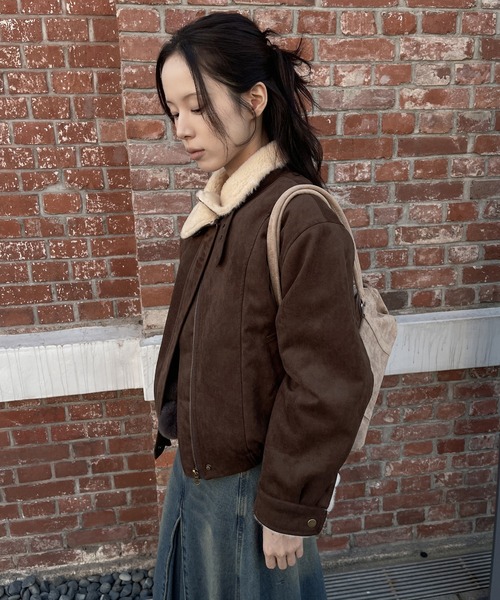 UNE MANSION（ユヌマンション）の「【ハイネック＆襟ありを楽しめる2way仕様】ふわふわインナームートンブルゾン/フライトジャケット（ブルゾン・レディース・ベージュ/ブラウン/キャメル・FREE）」の10枚目の写真