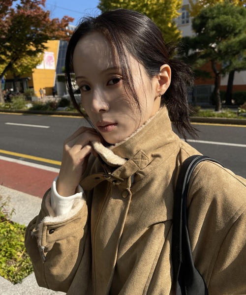 UNE MANSION（ユヌマンション）の「【ハイネック＆襟ありを楽しめる2way仕様】ふわふわインナームートンブルゾン/フライトジャケット（ブルゾン・レディース・ベージュ/ブラウン/キャメル・FREE）」の6枚目の写真