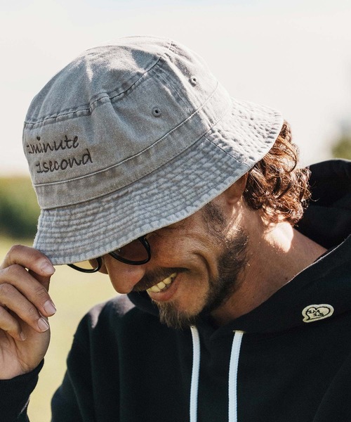 mko13285-cursive embroidery pigment bucket hat バケットハット