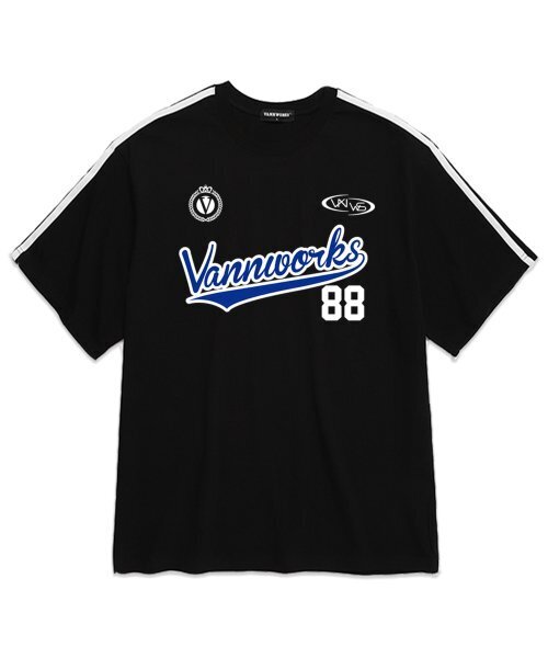 VANNWORKS(バンワークス)の「袖テープテイルロゴユニフォームオーバーサイズ半袖Tシャツ (VS0054) ブラック(Tシャツ/カットソー・レディース・その他・LARGE/MEDIUM/SMALL/X-LARGE)」の1枚目の写真