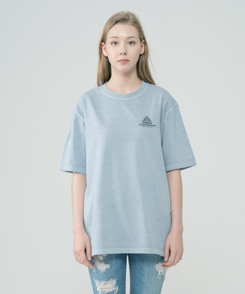 ICONOGRAPHY(アイコノグラフィー)の「PIGMENT SILICONE VOLUME PRINT WHERE ARTIST RSBL(Tシャツ/カットソー・レディース・スカイブルー・LARGE/MEDIUM)」の1枚目の写真