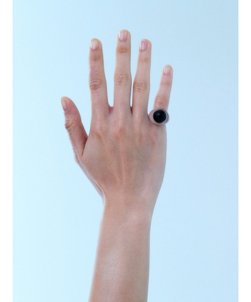 LOWOOL（ロウル）の「Black frog eye ring（リング・レディース・その他・10号/15号/6号）」の4枚目の写真