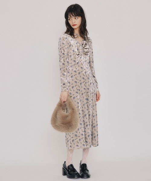 REDYAZEL（レディアゼル）の「クロスリボンフラワーベロアロングワンピース（ワンピース・レディース・ネイビー/ベージュ/ブラウン・FREE）」の2枚目の写真