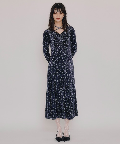 REDYAZEL（レディアゼル）の「クロスリボンフラワーベロアロングワンピース（ワンピース・レディース・ネイビー/ベージュ/ブラウン・FREE）」の3枚目の写真