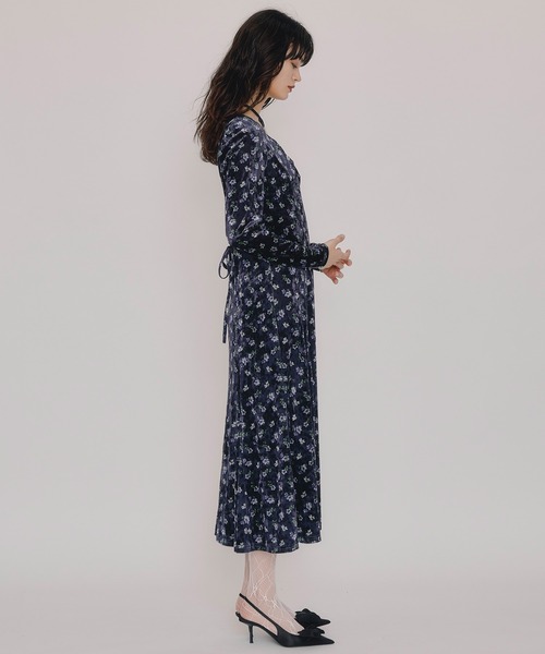 REDYAZEL（レディアゼル）の「クロスリボンフラワーベロアロングワンピース（ワンピース・レディース・ネイビー/ベージュ/ブラウン・FREE）」の10枚目の写真