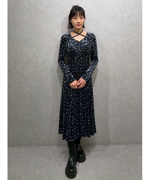 REDYAZEL（レディアゼル）の「クロスリボンフラワーベロアロングワンピース（ワンピース・レディース・ネイビー/ベージュ/ブラウン・FREE）」の6枚目の写真