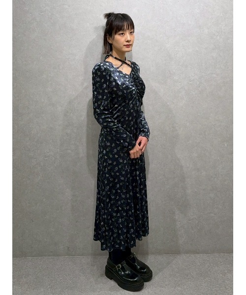 REDYAZEL（レディアゼル）の「クロスリボンフラワーベロアロングワンピース（ワンピース・レディース・ネイビー/ベージュ/ブラウン・FREE）」の5枚目の写真