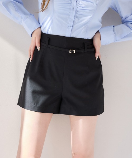 one after another NICE CLAUP(ワンアフターアナザーナイスクラップ)の「セットで着れる/ベルト付きショートパンツ(その他パンツ・レディース・アイボリー/ブラック/ブラック系その他/イエロー/ベージュ/ブラック系/グレー系その他・FREE)」の1枚目の写真