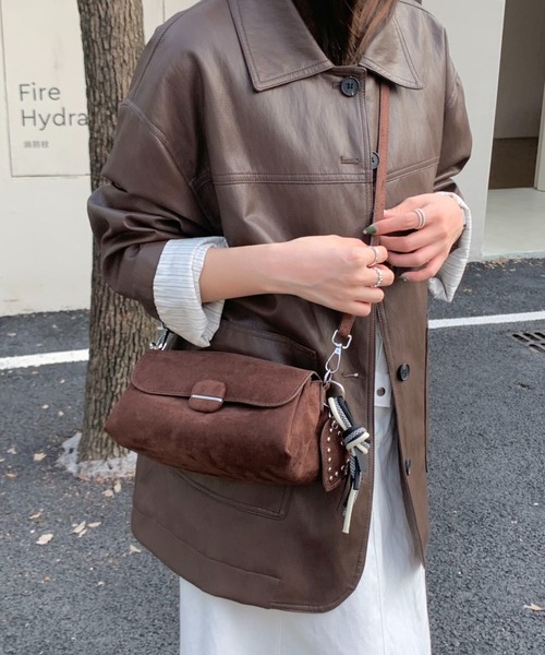 LETee(レティー)の「ハートチャーム付きスウェードハンドバック(ハンドバッグ・レディース・キャメル/ブラウン/ベージュ/カーキ・FREE)」の2枚目の写真