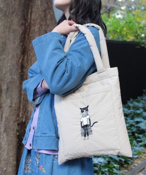 SUPER HAKKA(スーパーハッカ)の「「glanta」SUPER HAKKA×保坂優子 「このドレス」プリント+刺繍 中綿入りトートバッグ(トートバッグ・レディース・ベージュ/ブラック・FREE)」の7枚目の写真