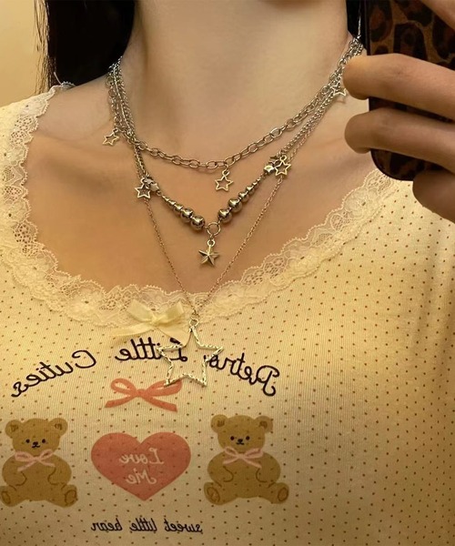 Revo.(レボ)の「Y2K スターモチーフ レイヤード 3連 チェーンネックレス(ネックレス・レディース・シルバー・FREE)」の6枚目の写真