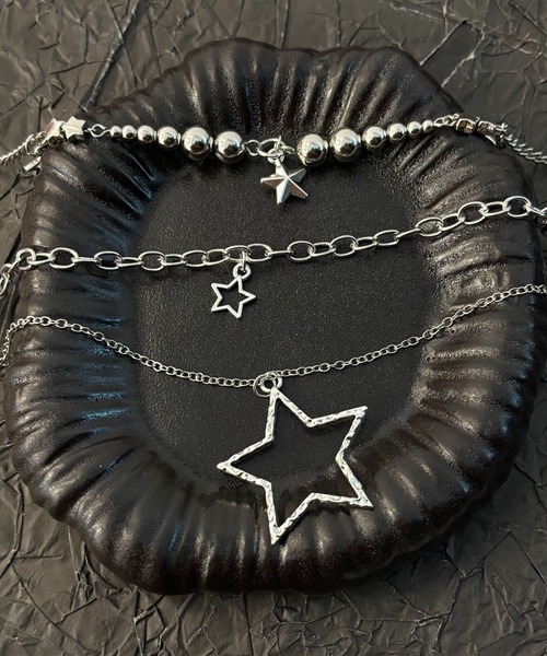 Revo.(レボ)の「Y2K スターモチーフ レイヤード 3連 チェーンネックレス(ネックレス・レディース・シルバー・FREE)」の4枚目の写真