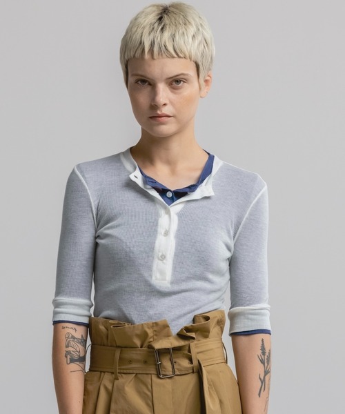 CINOH（チノ）の「SLIM SHEER HENLEY TOP（Tシャツ/カットソー・レディース・ブラック/ブルー/ホワイト・38）」の2枚目の写真