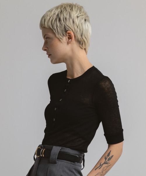 CINOH（チノ）の「SLIM SHEER HENLEY TOP（Tシャツ/カットソー・レディース・ブラック/ブルー/ホワイト・38）」の14枚目の写真