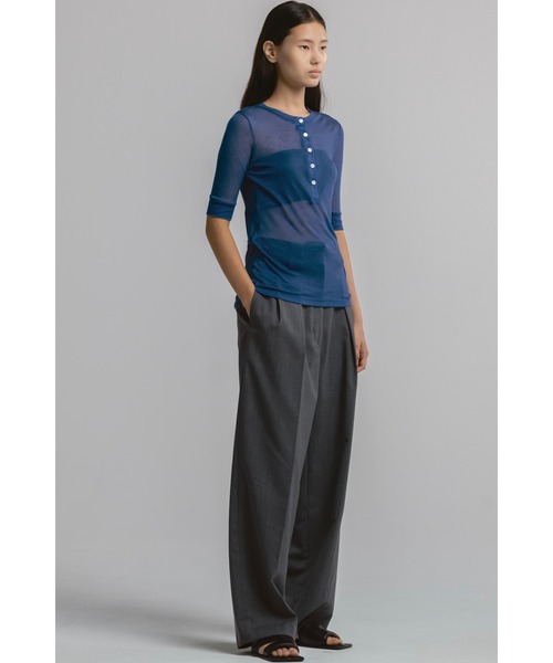 CINOH（チノ）の「SLIM SHEER HENLEY TOP（Tシャツ/カットソー・レディース・ブラック/ブルー/ホワイト・38）」の19枚目の写真