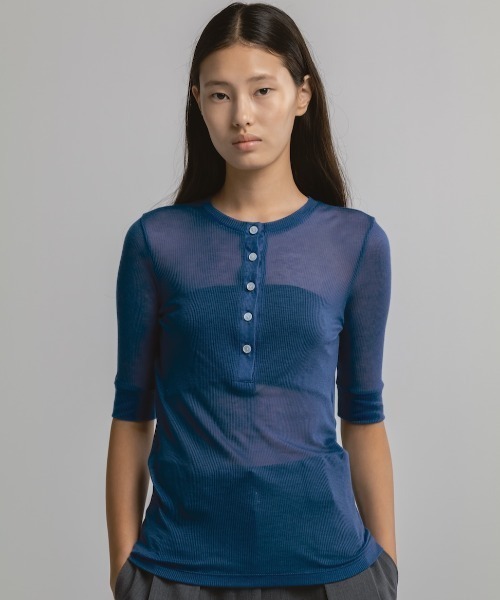 CINOH（チノ）の「SLIM SHEER HENLEY TOP（Tシャツ/カットソー・レディース・ブラック/ブルー/ホワイト・38）」の7枚目の写真
