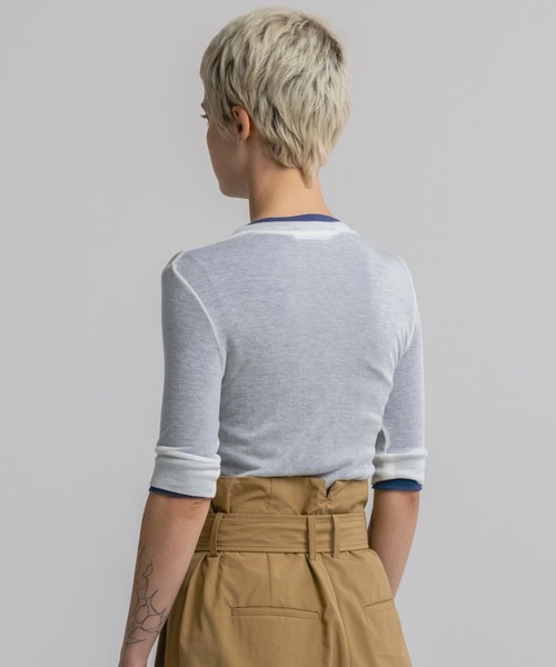 CINOH（チノ）の「SLIM SHEER HENLEY TOP（Tシャツ/カットソー・レディース・ブラック/ブルー/ホワイト・38）」の21枚目の写真