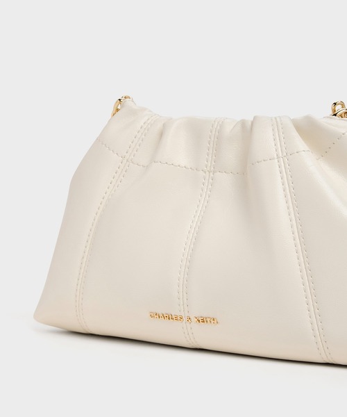 CHARLES & KEITH(チャールズ & キース)の「Ciara シアラ ルーシュドクロスボディーバッグ(ショルダーバッグ・レディース・クリーム/ブラック・S)」の8枚目の写真