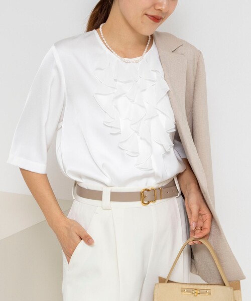 NOLLEY’S(ノーリーズ)の「ウォッシャブルオトナサテンラッフルブラウス(シャツ/ブラウス・レディース・ホワイト/ダークネイビー・38/36)」の2枚目の写真