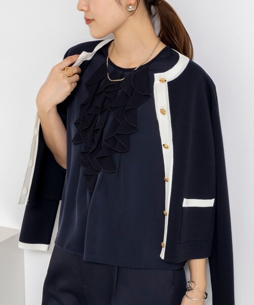 NOLLEY’S(ノーリーズ)の「ウォッシャブルオトナサテンラッフルブラウス(シャツ/ブラウス・レディース・ホワイト/ダークネイビー・38/36)」の1枚目の写真