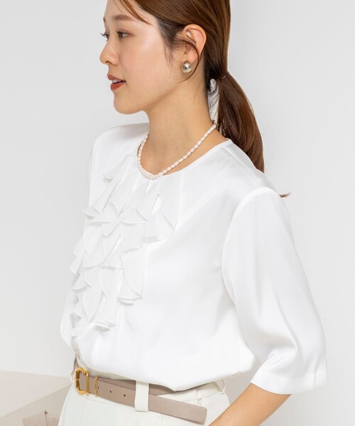 NOLLEY’S(ノーリーズ)の「ウォッシャブルオトナサテンラッフルブラウス(シャツ/ブラウス・レディース・ホワイト/ダークネイビー・38/36)」の7枚目の写真
