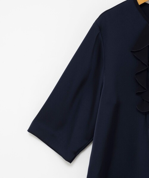 NOLLEY’S(ノーリーズ)の「ウォッシャブルオトナサテンラッフルブラウス(シャツ/ブラウス・レディース・ホワイト/ダークネイビー・38/36)」の19枚目の写真