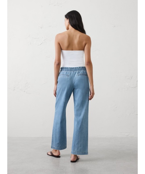 BANANA REPUBLIC FACTORY STORE（バナナリパブリック ファクトリーストア）の「BANANA REPUBLIC FACTORY STORE　　ミッドライズ リラックスストレート サマーウェイト プルオンジーンズ（デニムパンツ・レディース・ライトインディゴブルー/インディゴブルー・XS/M/L/S）」の5枚目の写真