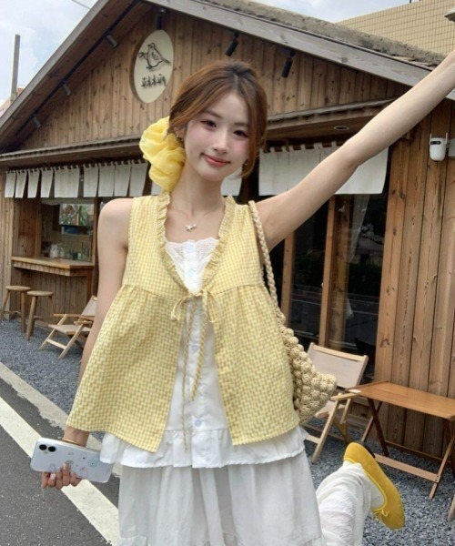 gossip！ロサンゼルス（ゴシップロサンゼルス）の「【Y2Kガーリー】レトロチェック 二枚重ね風 レースフリル ノースリーブベスト風トップス 4色展開（カーディガン/ボレロ・レディース・ブルー/ブラック/イエロー/グリーン・M）」の19枚目の写真