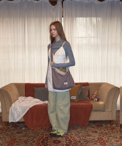 MAISON CREME(メゾンクレム)の「Check Frill reversible bag_Grape purple(メッセンジャーバッグ・レディース・その他・FREE)」の4枚目の写真