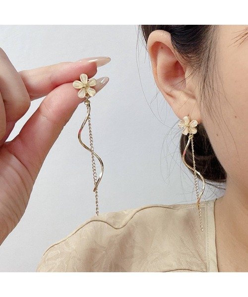 Sakka(サッカ)の「フラワータッセルピアス【金属アレルギー対応】(ピアス(両耳用)・レディース・シルバー/ゴールド・FREE)」の4枚目の写真