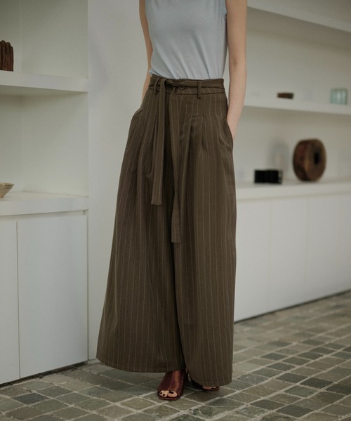 LAULEN(ローレン)の「tuck stripe wide pants /タックストライプワイドパンツ(スラックス・レディース・アイボリー/ブラウン/チャコールグレー・S/M)」の4枚目の写真
