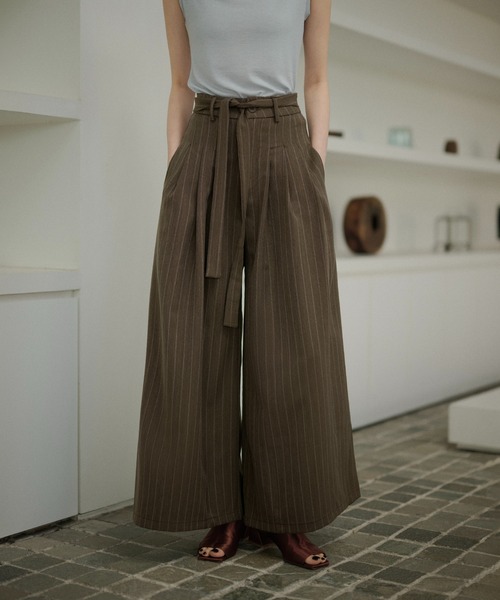 LAULEN(ローレン)の「tuck stripe wide pants /タックストライプワイドパンツ(スラックス・レディース・アイボリー/ブラウン/チャコールグレー・S/M)」の6枚目の写真
