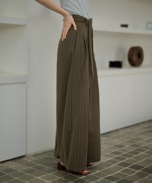 LAULEN(ローレン)の「tuck stripe wide pants /タックストライプワイドパンツ(スラックス・レディース・アイボリー/ブラウン/チャコールグレー・S/M)」の9枚目の写真