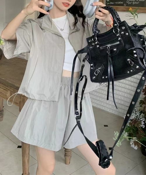 GLAMOROUS JANE(グラマラスジェーン)の「ナイロン半袖ジップトップス×ウエストゴムショートパンツ 2点セット(セットアップ・レディース・グレー/チャコールグレー・M/L)」の1枚目の写真