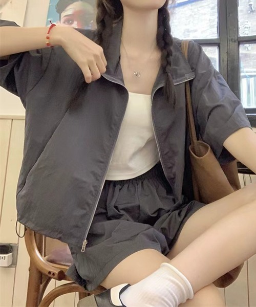 GLAMOROUS JANE(グラマラスジェーン)の「ナイロン半袖ジップトップス×ウエストゴムショートパンツ 2点セット(セットアップ・レディース・グレー/チャコールグレー・M/L)」の3枚目の写真