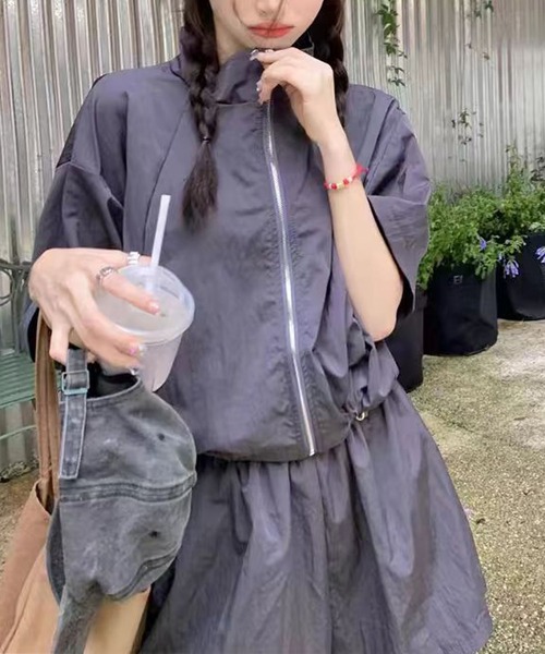 GLAMOROUS JANE(グラマラスジェーン)の「ナイロン半袖ジップトップス×ウエストゴムショートパンツ 2点セット(セットアップ・レディース・グレー/チャコールグレー・M/L)」の12枚目の写真