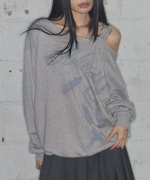 FANCY CLUB(ファンシークラブ)の「【FANCY CLUB】ONE-SHOULDER BUCKLE SWEATSHIRT / 【ファンシークラブ】ワンショルダーバックルスウェットシャツ(スウェット・レディース・ブラック/グレー・ONE SIZE)」の1枚目の写真